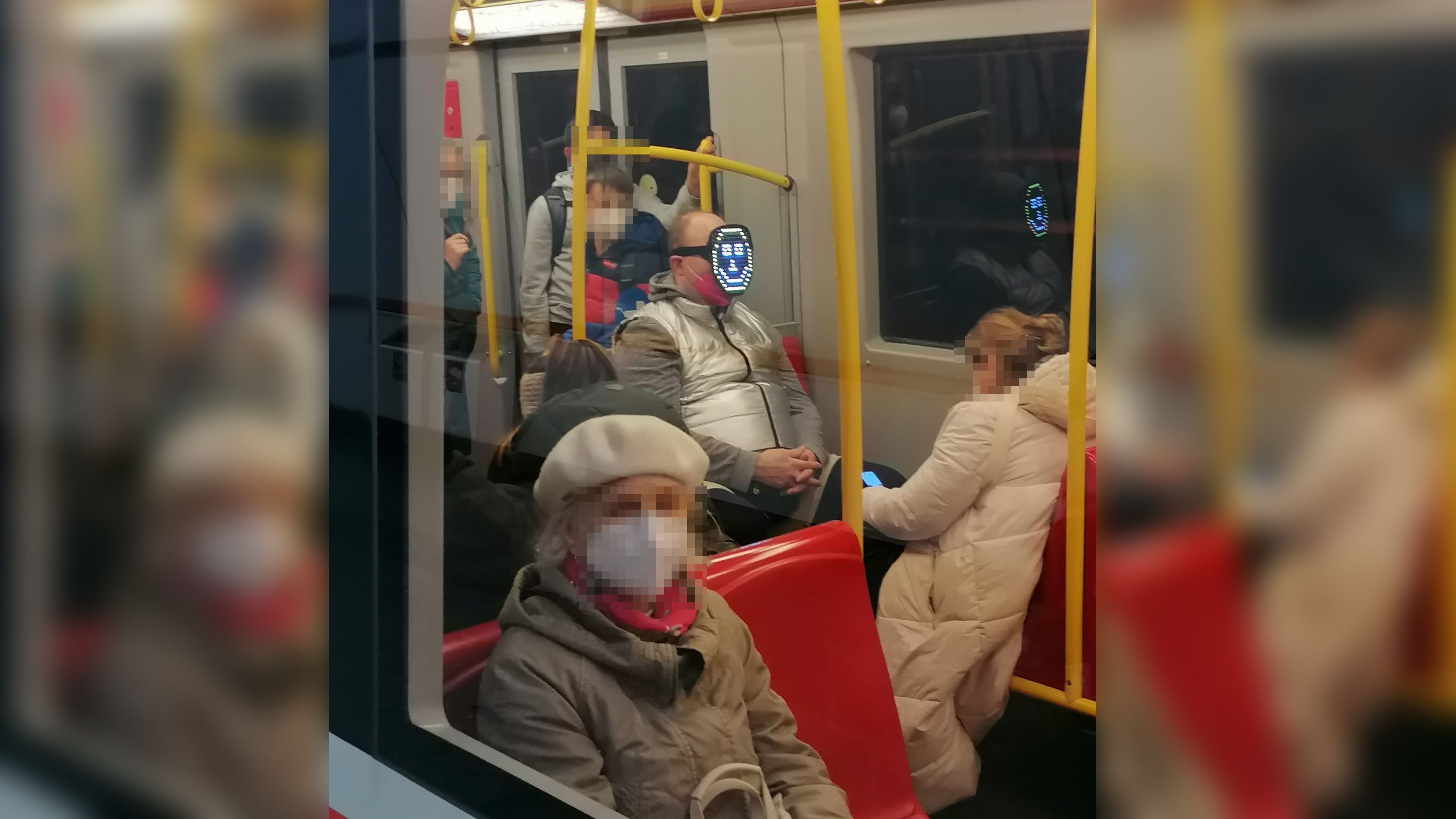 Diese Maske ist der letzte Schrei in den Wiener Öffis