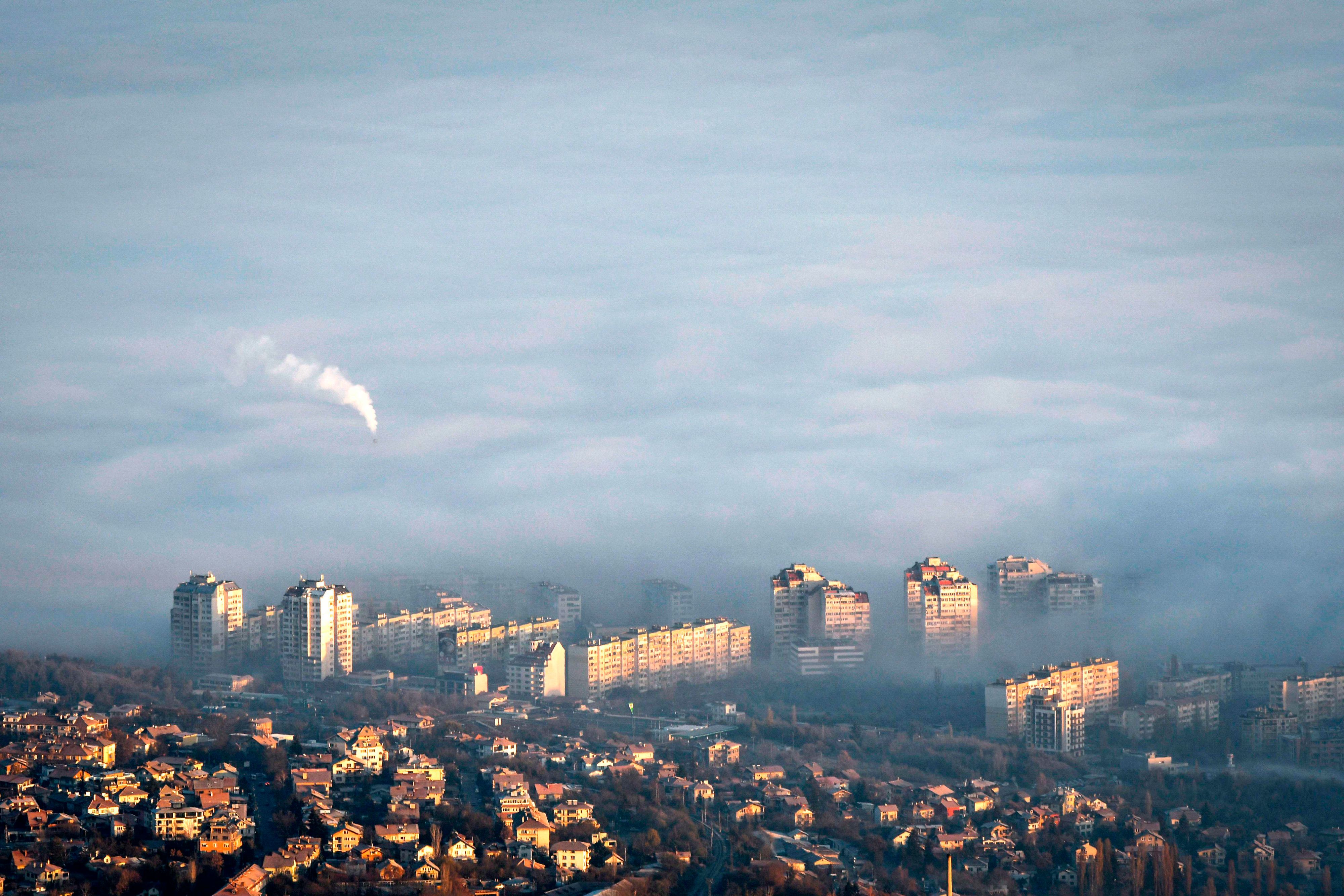 Download von www.picturedesk.com am 24.11.2022 (11:01).  A picture taken from Vitosha mountain on November 27, 2020 shows buildings above clouds in an area with a high level of air pollution in Sofia, Bulgaria. - Winter smog season has settled in and Bulgaria's soaring coronavirus death rate, one of Europe's highest, is prompting experts to warn about a compound health risk from air pollution and Covid-19. (Photo by NIKOLAY DOYCHINOV / AFP) - 20201127_PD11980 - Rechteinfo: Rights Managed (RM) Nur für redaktionelle Nutzung! Werbliche Nutzung erfordert Freigabe: bitte schicken Sie uns eine Anfrage.