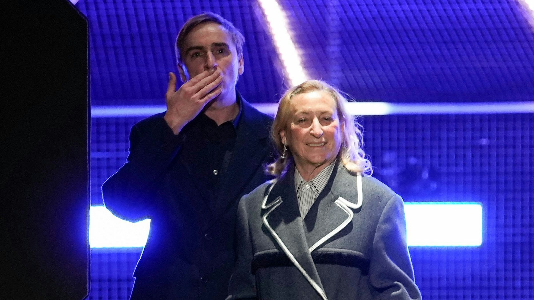 Download von www.picturedesk.com am 24.11.2022 (13:30).  Italian designer Miuccia Prada, right, flanked by co-designer Raf Simons acknowledge the applauses at the end of her Prada men's Fall-Winter 2022-23 collection, unveiled during the Fashion Week in Milan, Italy, Sunday, Jan. 16, 2022. (AP Photo/Luca Bruno) - 20220116_PD10214 - Rechteinfo: Rights Managed (RM)
