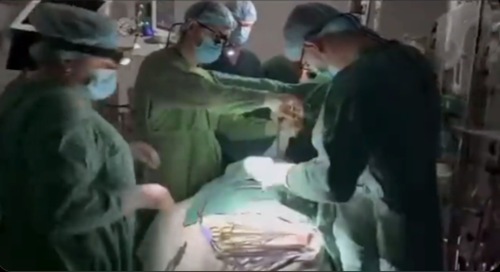 Die Ärzte mussten das Kind mit Hilfe von Stirnlampen im Dunkeln operieren.