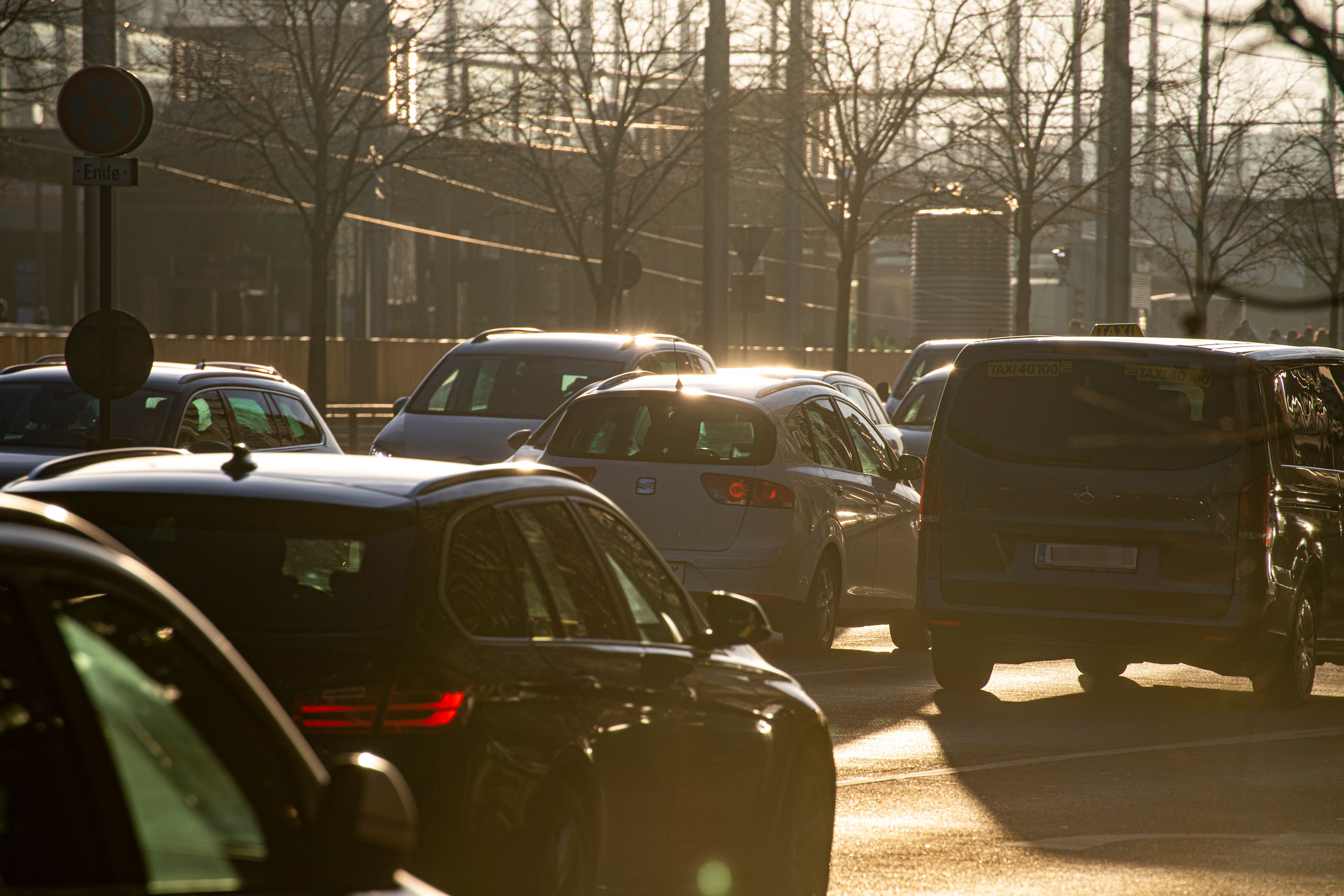 Stockender Verkehr am Wiedner Gürtel in Wien. Symbolbild