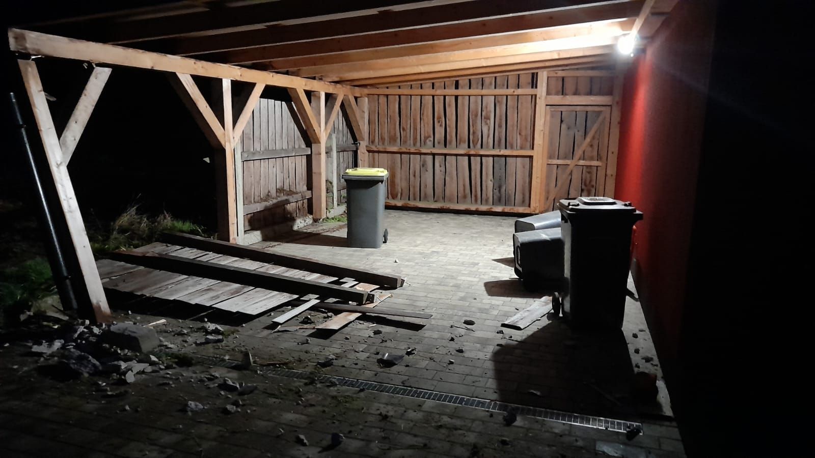 Bereits zum dritten Mal krachte ein Lenker in diese Carport.