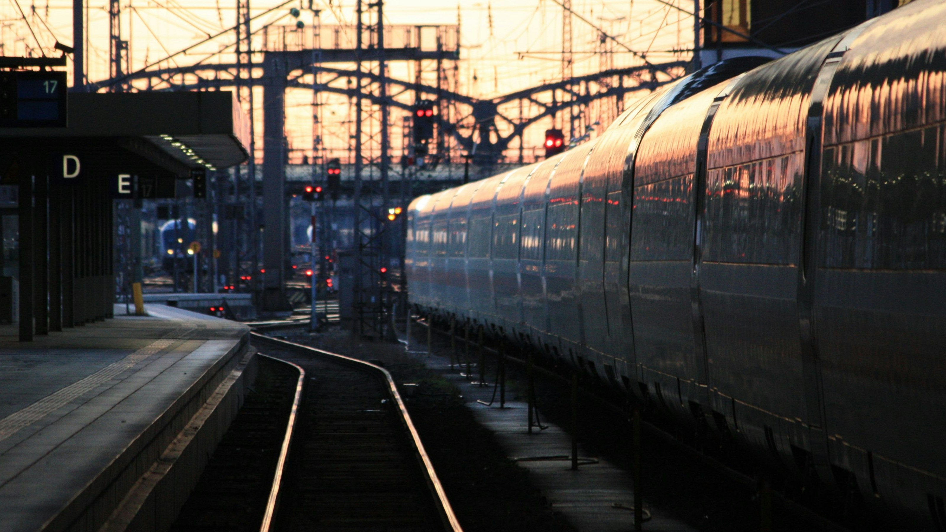 A very rare situation: a calm train station like it's seen more often during COVID-19 times.