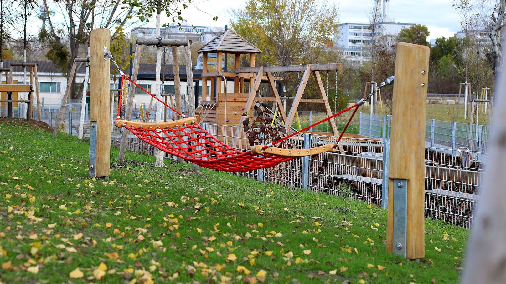 Neuer Spielplatz mit Schaukeln und Hängematte.&nbsp;