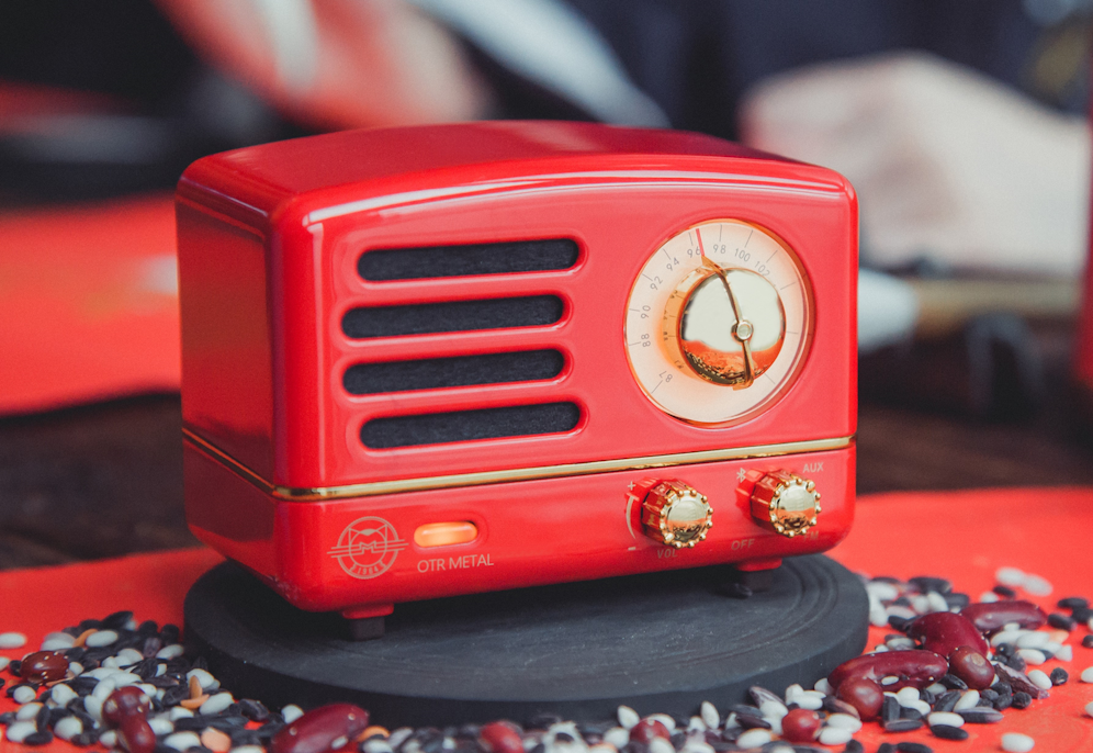 Wer Themenbereiche wie Design, Musik und Technik in der Form eines Weihnachtsgeschenks verbinden möchte, liegt mit dem MUZEN OTR Metal Lautsprecher goldrichtig.