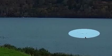 Die Webcam steht in den Shoreland Lodges am Südufer des Sees und wird von Visit Inverness Loch Ness (VILN) betrieben.