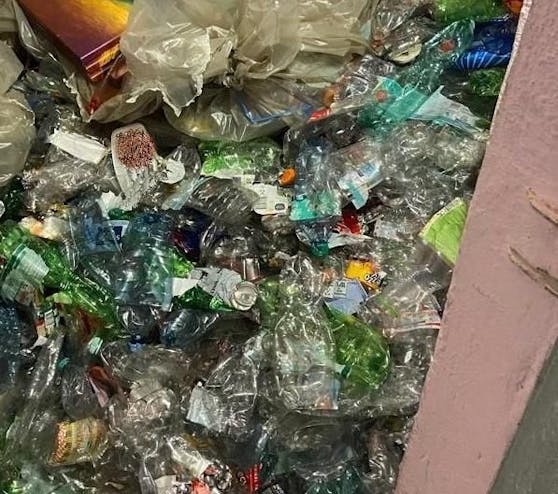 Dem 39-Jährigen blieb laut Polizei kaum Platz in der Wohnung zum Schlafen.