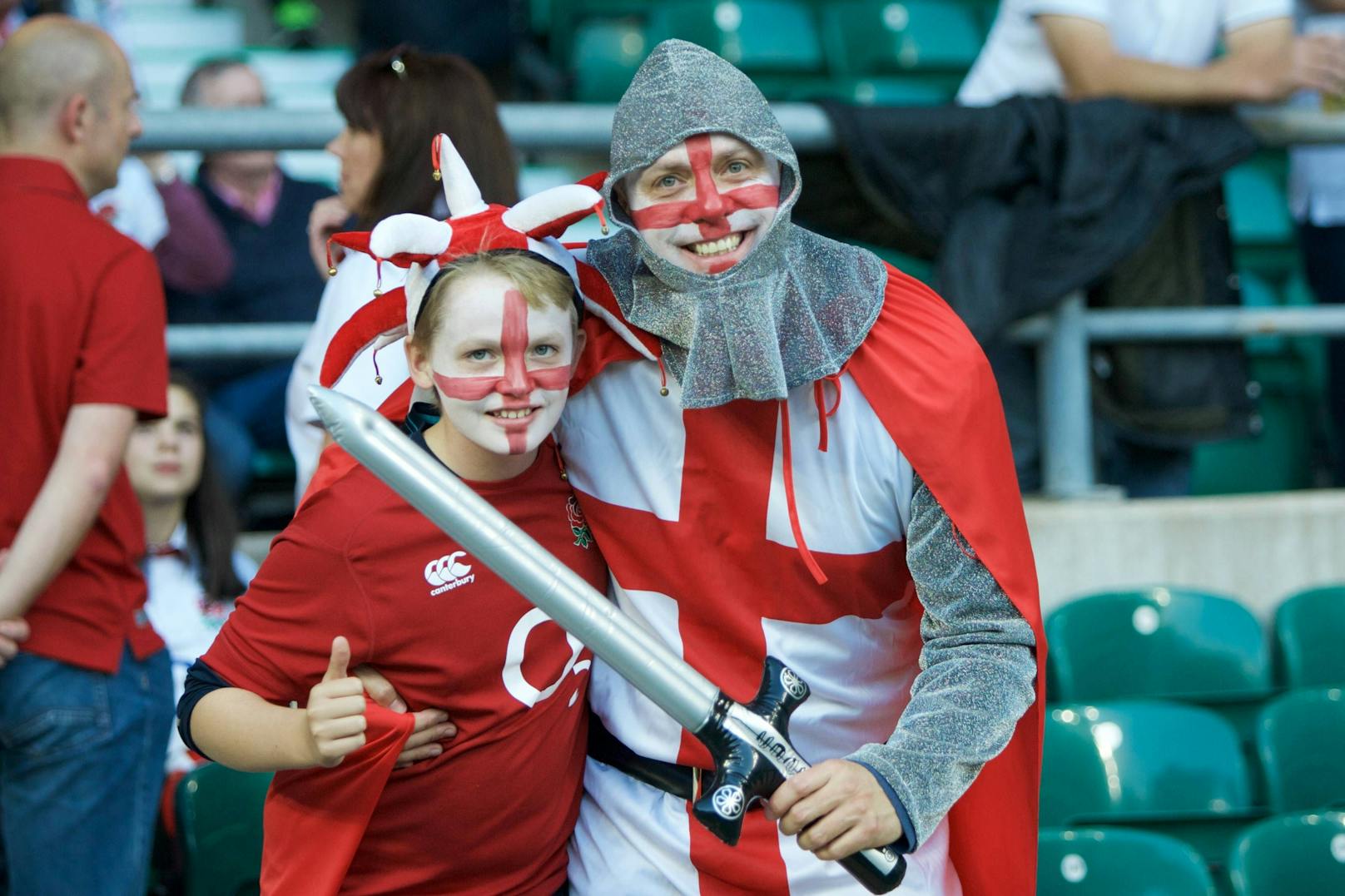 Ein beliebtes Kostüm bei England-Fans: Rüstung und Schwert