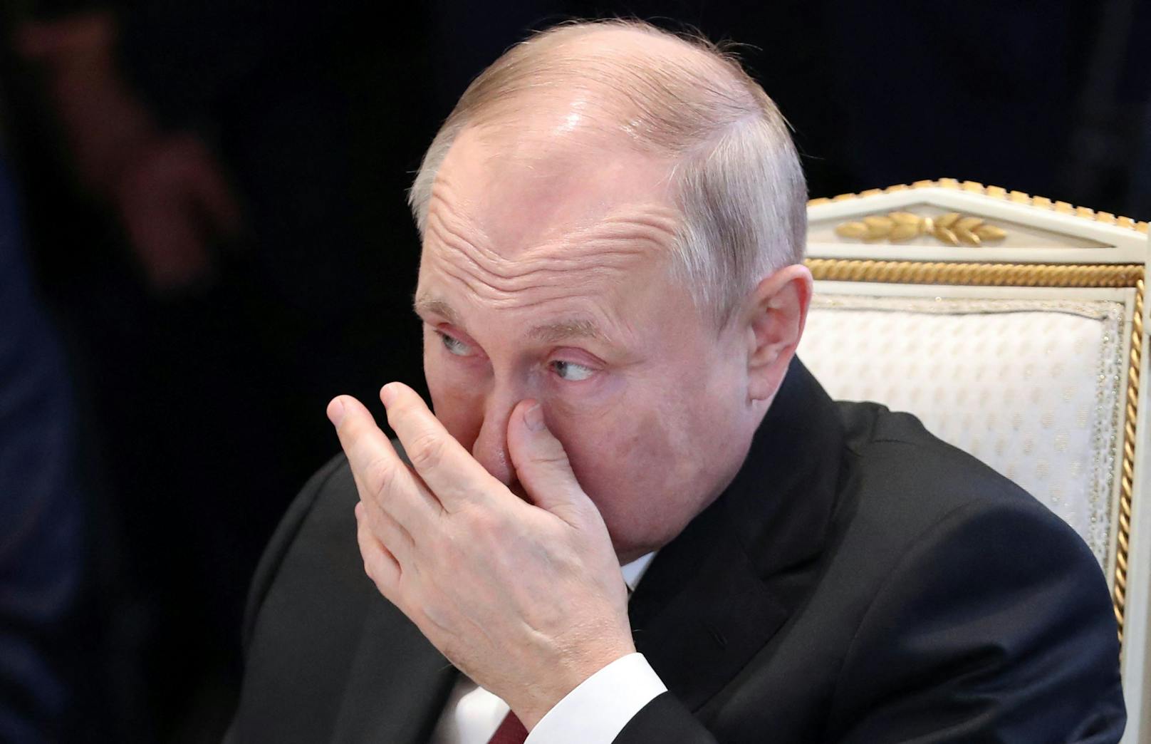Der russische Präsident <a data-li-document-ref="100237825" href="https://www.heute.at/g/kreml-chef-wladimir-putin-reist-nicht-zu-g20-gipfel-100237825">Wladimir Putin</a> ist bei einem wichtigen Gipfeltreffen der OVKS vor aller Augen blamiert worden.