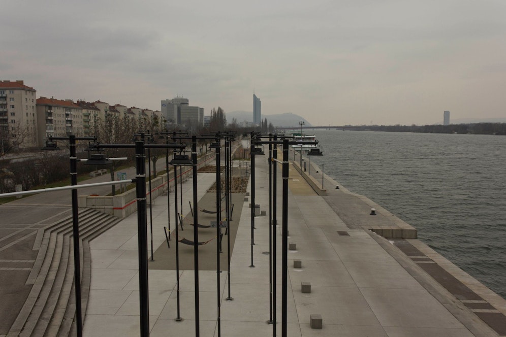 Graues Winterwetter an der Donaupromenade am Wiener Handelskai. Archivbild.