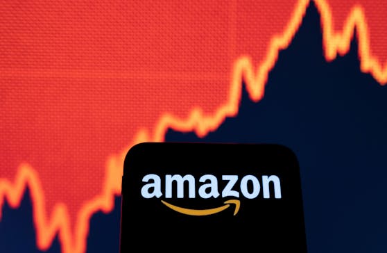 Ein Amazon-Mitarbeiter packt am Black Friday über die Arbeitsbedingungen aus.