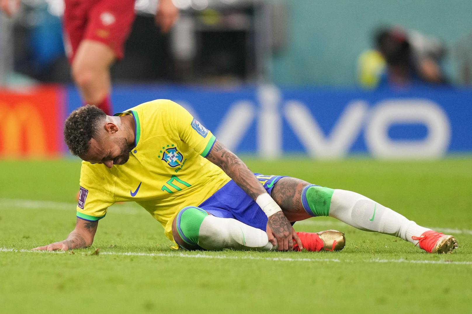 Fußball-Star Neymar verletzte sich in Brasiliens WM-Auftaktspiel. 
