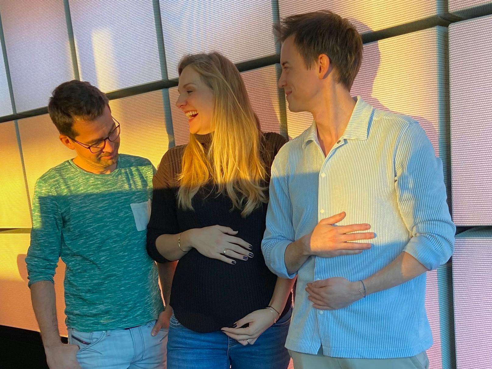 Lisa Hotwagner verabschiedet sich in die Babypause – ihre Kollegen Philipp Hansa und Daniel Schrott machen noch rasch den "Bauch-Vergleich"