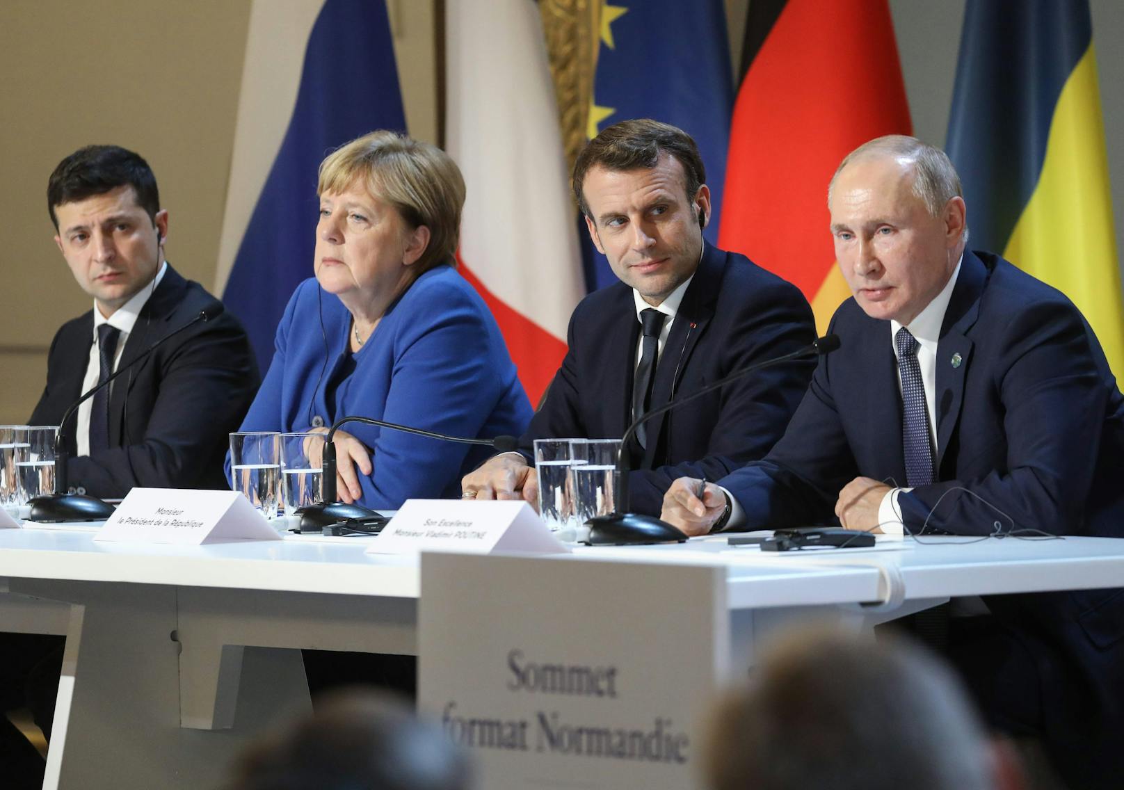 Wolodimir Selenski, Angela Merkel, Emmanuel Macron und Wladimir Putin bei einer Pressekonferenz nach einem Ukraine-Gipfel im Elysée-Palast 2019
