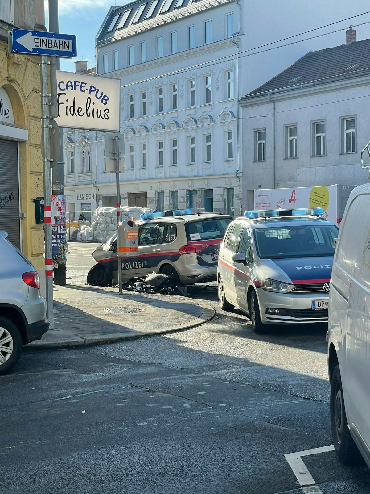 Der demolierte Streifenwagen kam am Straßenrand zum Stillstand.