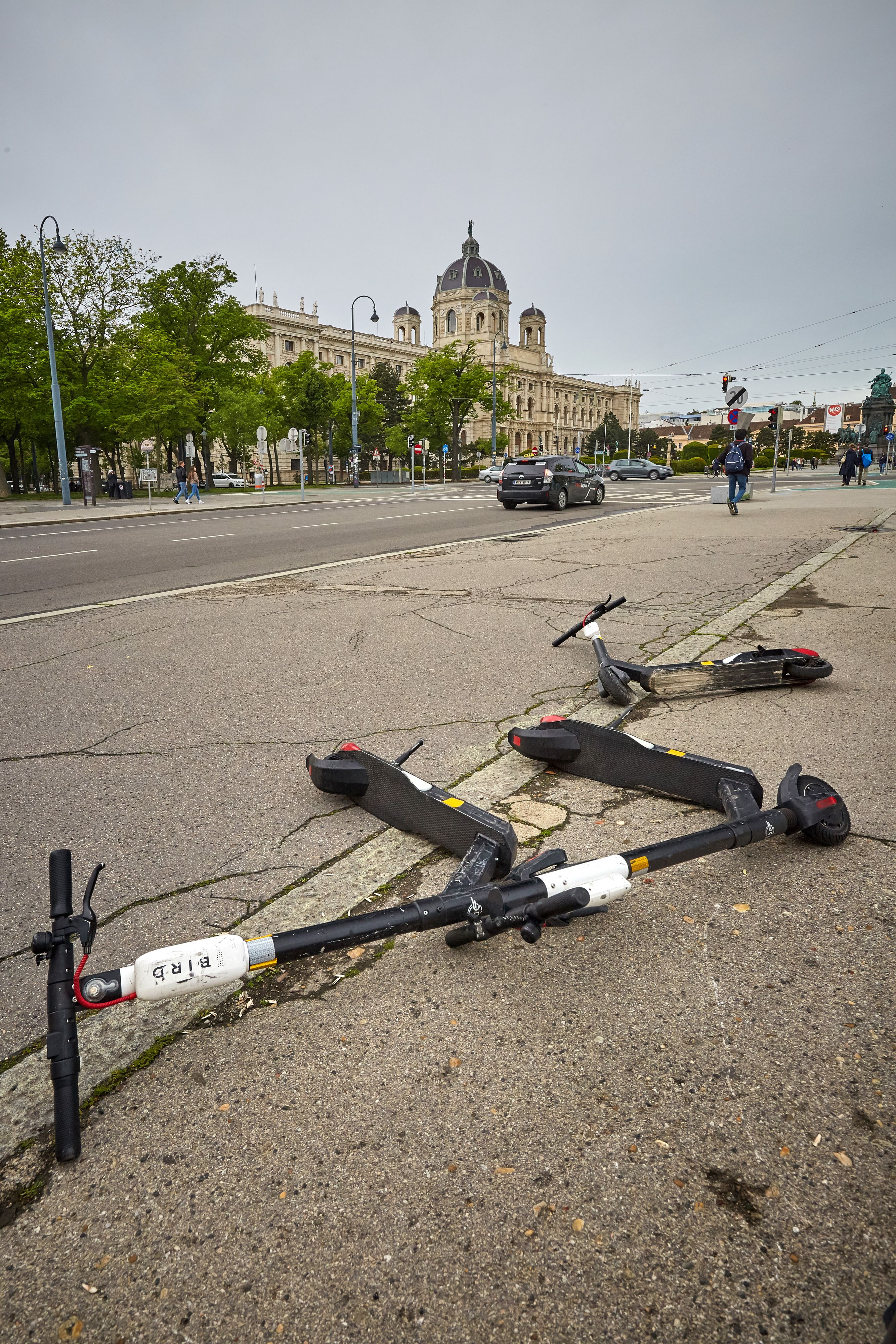 E-Scooter als Stolperfalle in Wien. Das soll bald Geschichte sein.