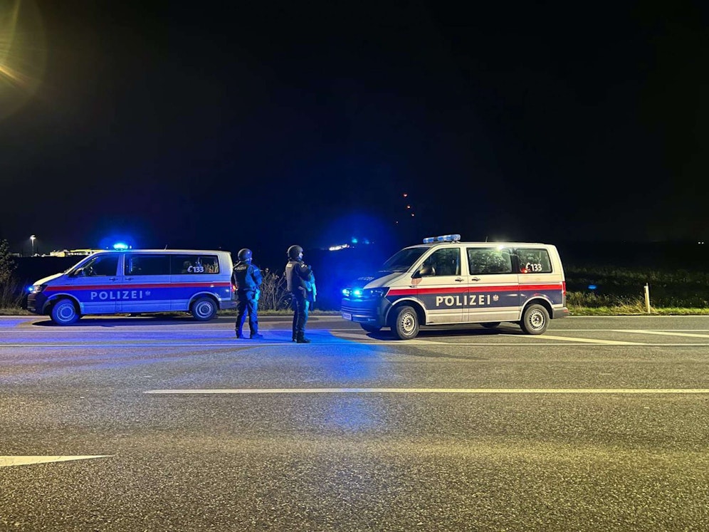 Polizisten mit Langwaffen bei der Fahndung