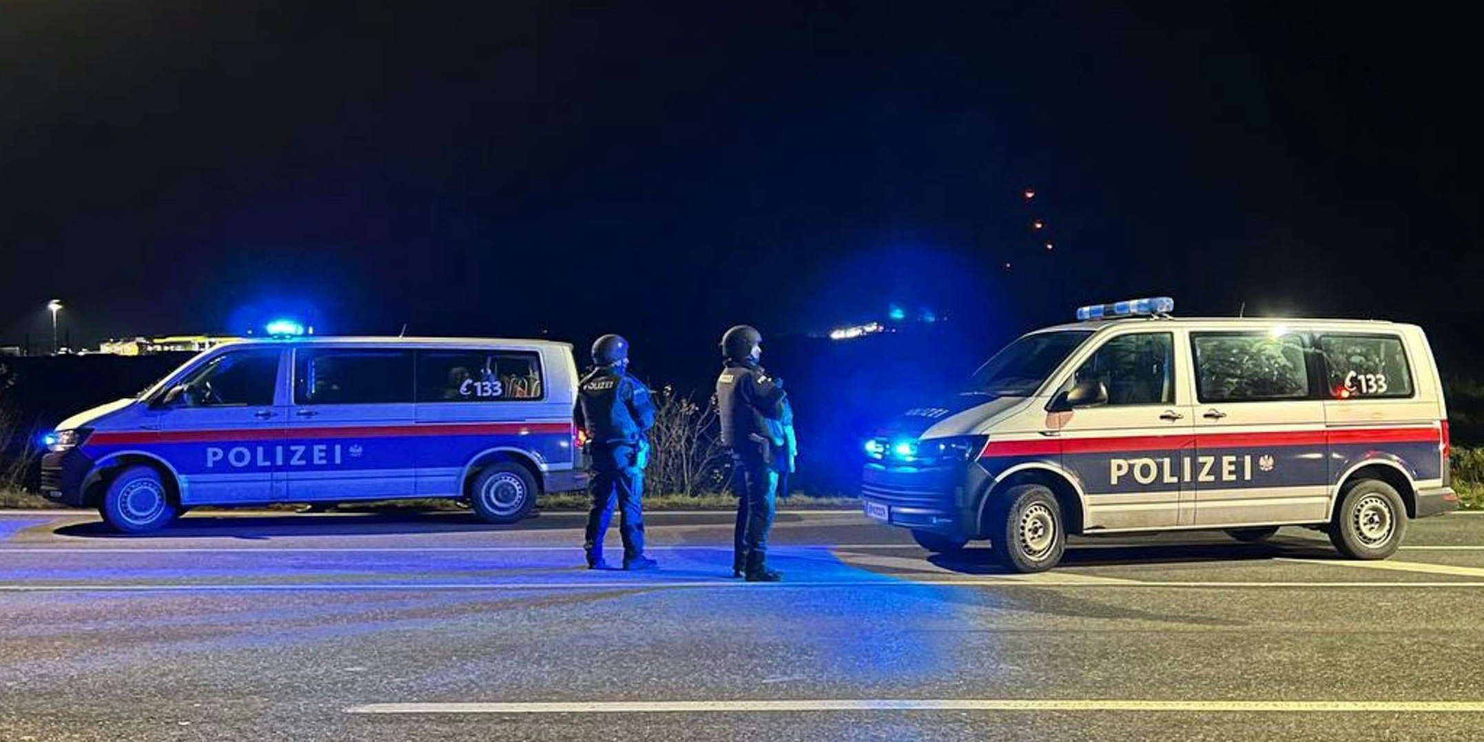 Polizisten mit Langwaffen bei der Fahndung