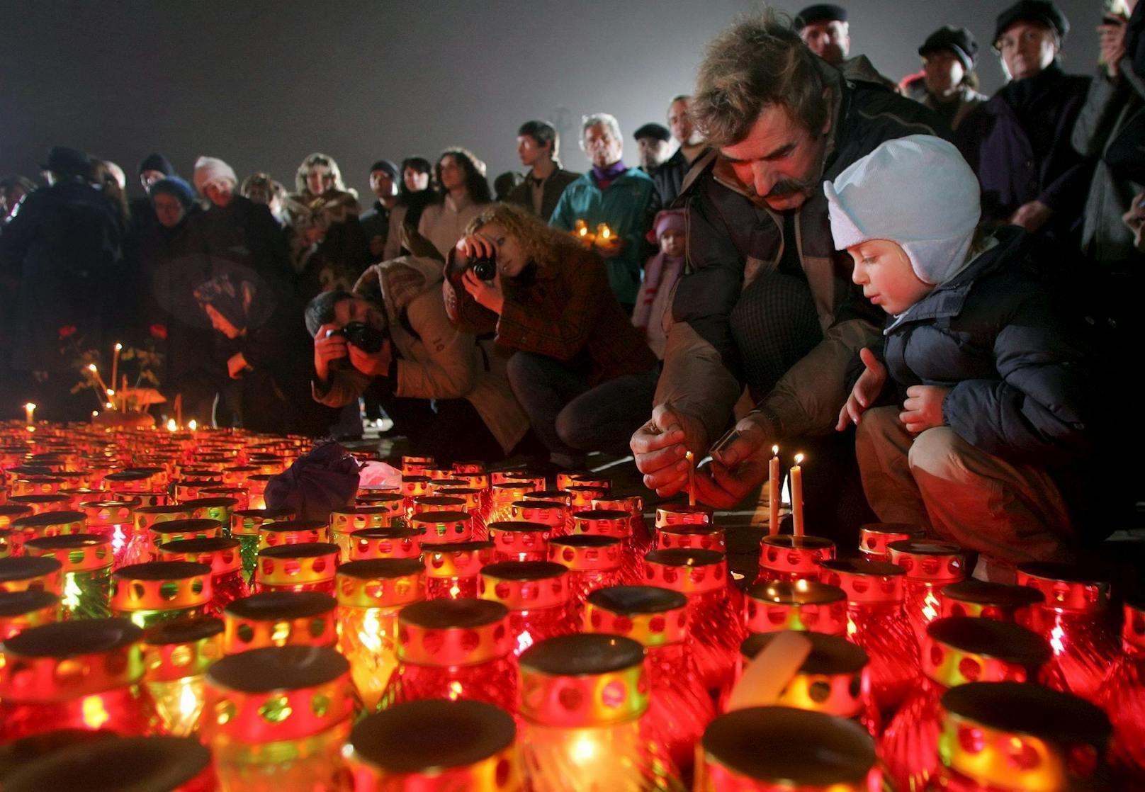 Bilder vergangener Holodomor-Gedenktage in der Ukraine.
