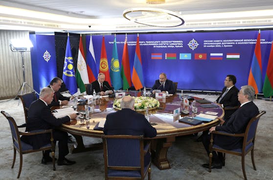Gegen den Uhrzeigersinn: Lukaschenko, Toqajew, Dschaparow, Paschinjan, Putin, Rahmon and OVKS-Generalsekretär Stanislau Sas beim OVKS-Gipfel in Jerewan am 23. November 2022.