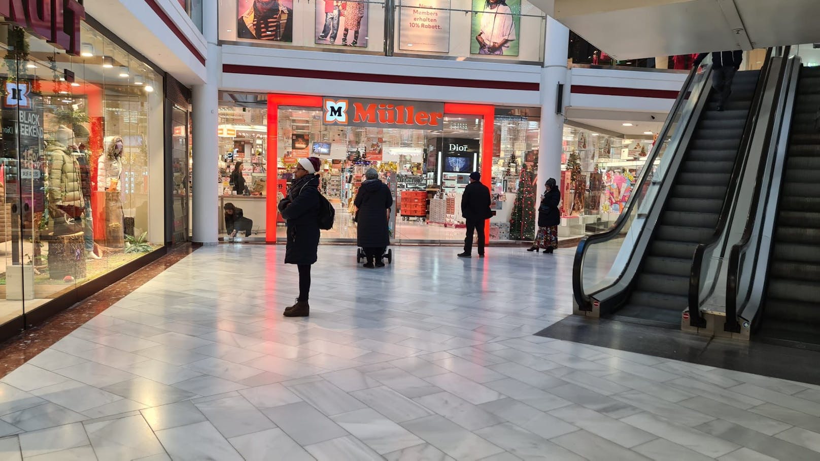 ... nur wenige Kunden verirrten sich am frühen Freitag in die Shopping-Malls.