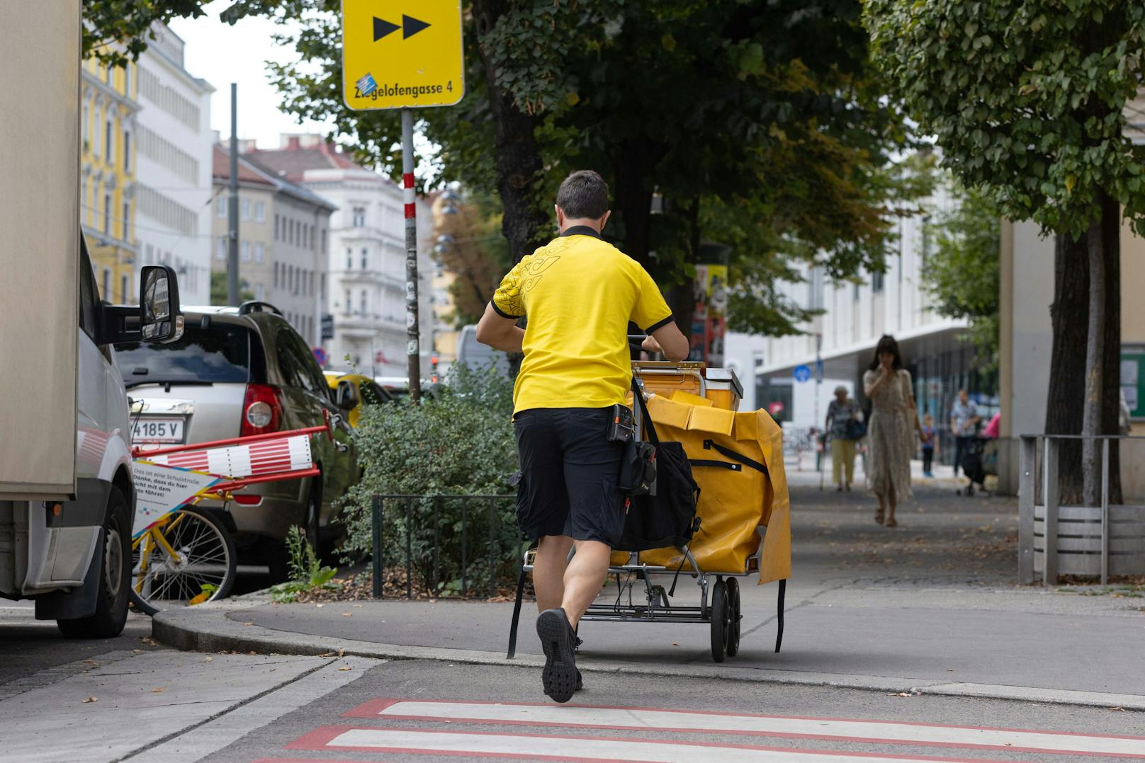 Briefzusteller der Österreichischen Post liefert Briefe und Pakete in der Wiedner Hauptstraße aus. Symbolbild