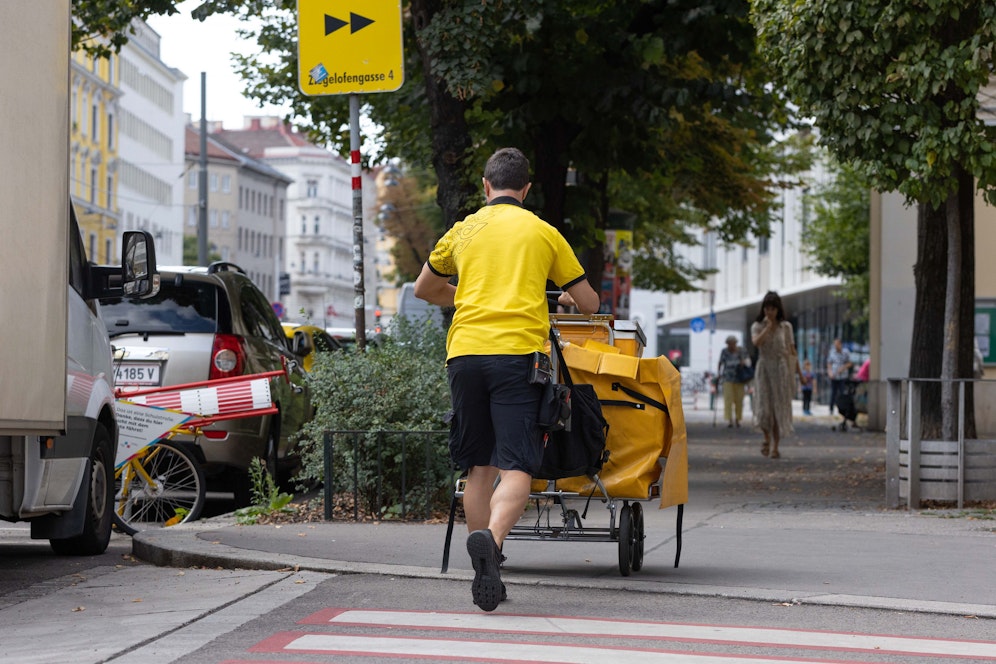 Briefzusteller der Österreichischen Post liefert Briefe und Pakete in der Wiedner Hauptstraße aus. Symbolbild