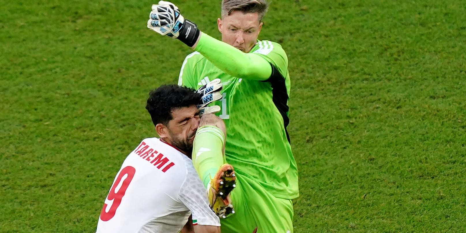 Wayne Hennessey räumt Mehdi Taremi brutal ab