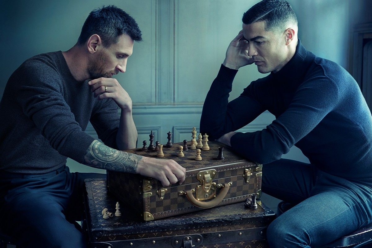 Eine Runde Schach auf einem Louis Vuitton Koffer gespielt. Sahen so die WM-Vorbereitungen aus? 