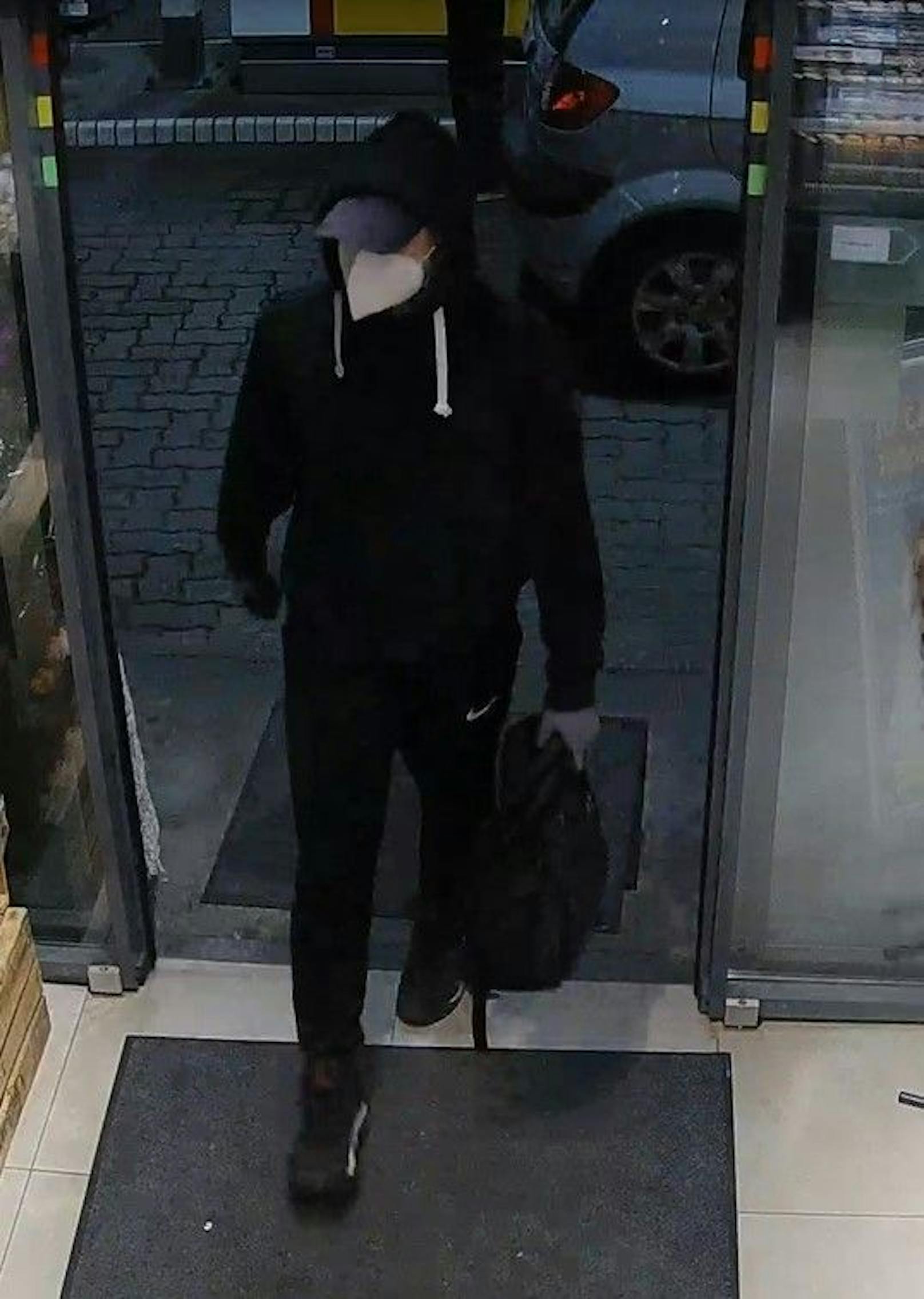 Dieser Mann überfiel eine Tankstelle in Graz. Das Landeskriminalamt sucht nun dringend Zeugen.
