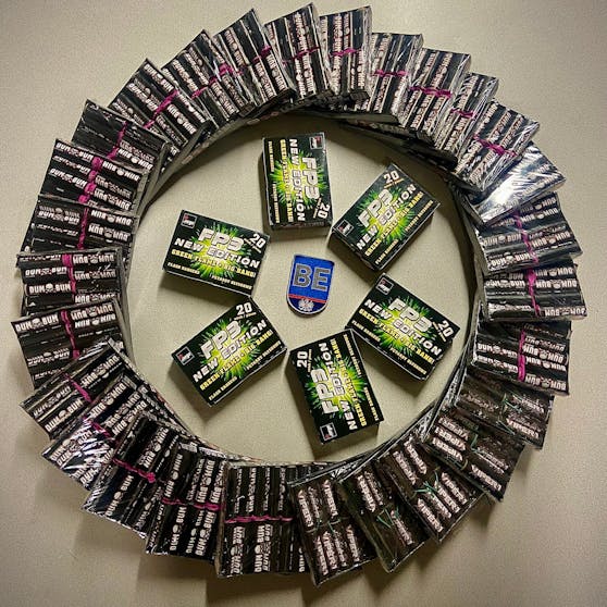 Die Polizei stellte die Pyrotechnik am Freitag sicher.