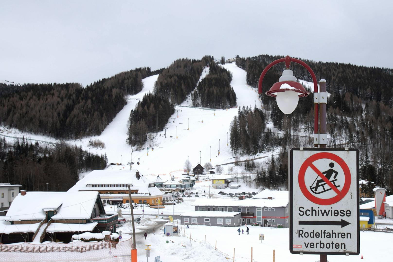 Blick auf die Ski-Arena Zauberberg in und am Semmering in Niederösterreich im Winter 2021.