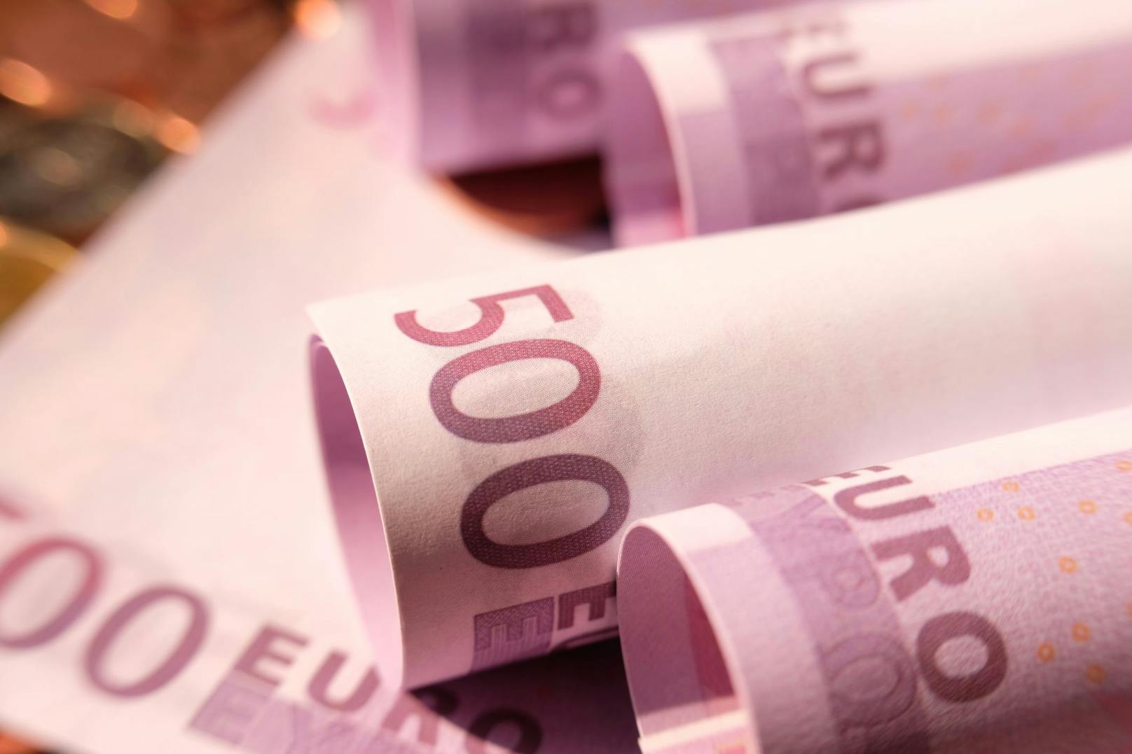 500-Euro-Banknoten eingerollt auf einem Tisch. Symbolbild