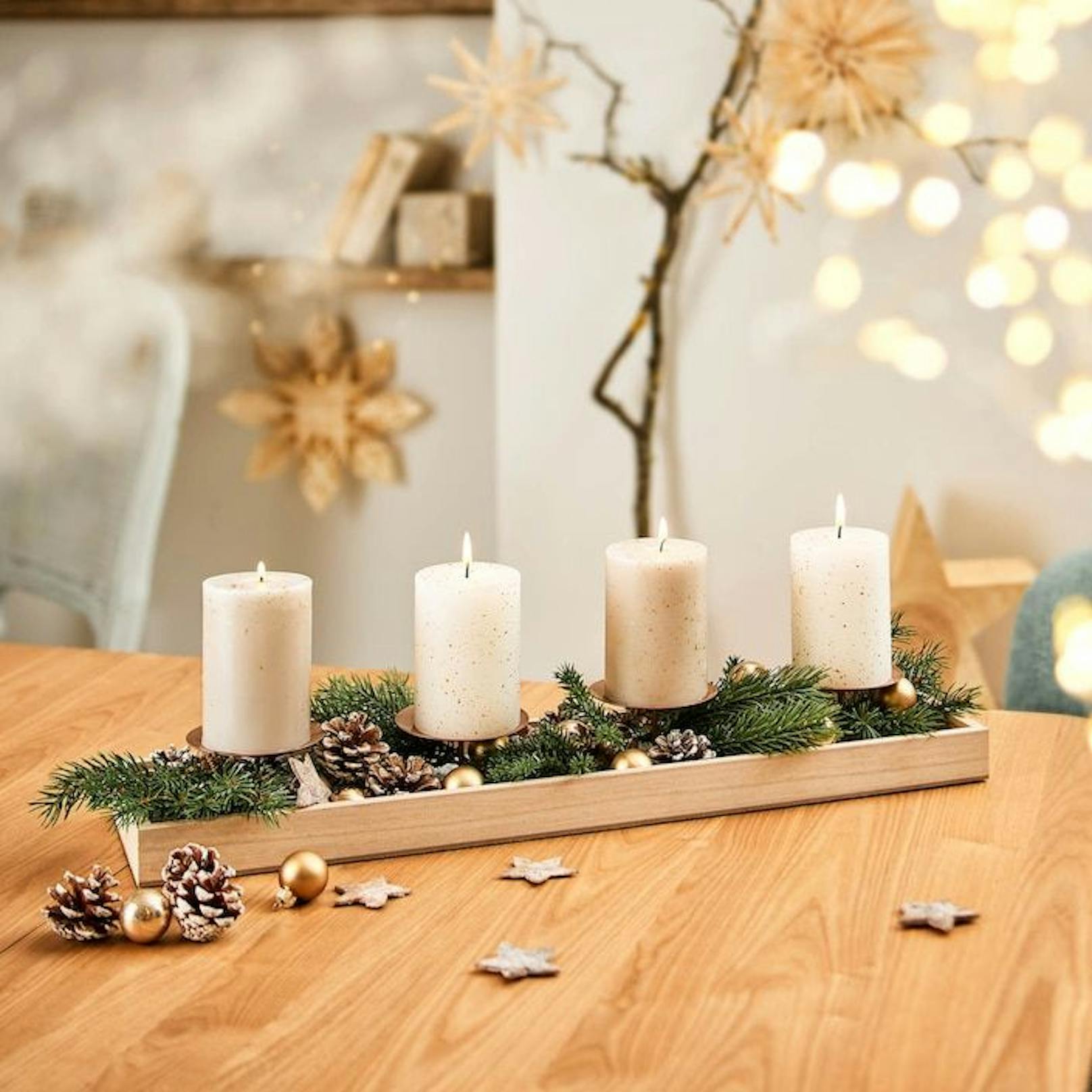 Schön übersichtlich und modern: Die vier Kerzen nebeneinander auf einem hübsch dekorierten Tablet. Alles erhältlich bei Depot.