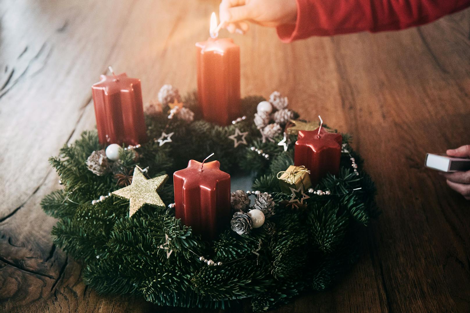 Der Klassiker kommt niemals aus der Mode: Adventkranz aus Tannenzweigen mit vier Kerzen gibt es derzeit so ziemlich überall. Im Supermarkt genauso, wie auf den Weihnachtsmärkten.