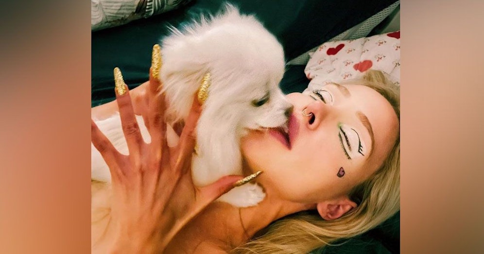 Theresia Fischer mit ihrem Spitz.