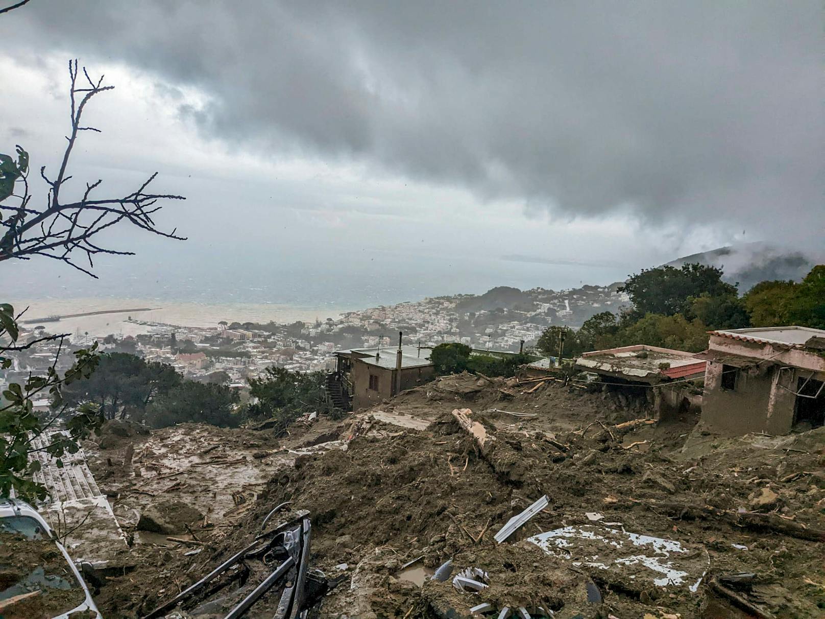 Ein Sturm traf in der Nacht auf den 26. November 2022 auf die italienische Insel Ischia und verursachte überall Überschwemmungen und Schäden.