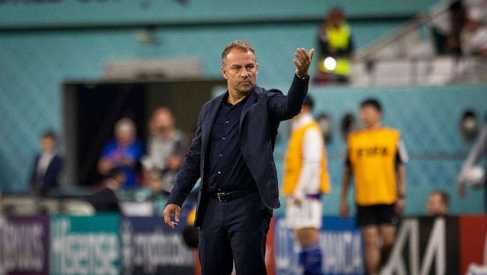 DFB-Teamchef Hansi Flick erschien am Samstag alleine zur Pressekonferenz - ein Bruch der FIFA-Regeln. 