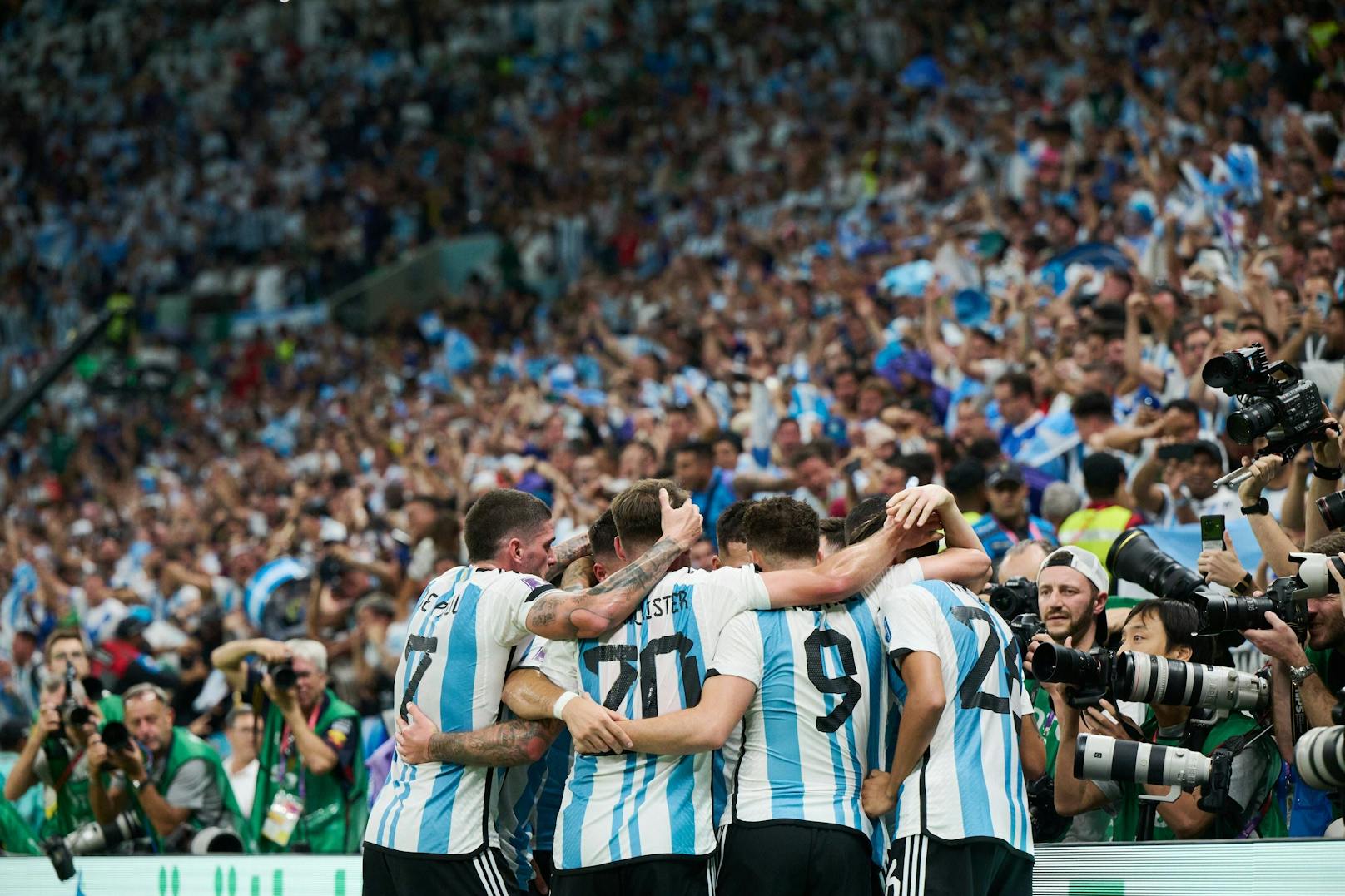 Argentinien setzt sich gegen Mexiko mit 2:0 durch.