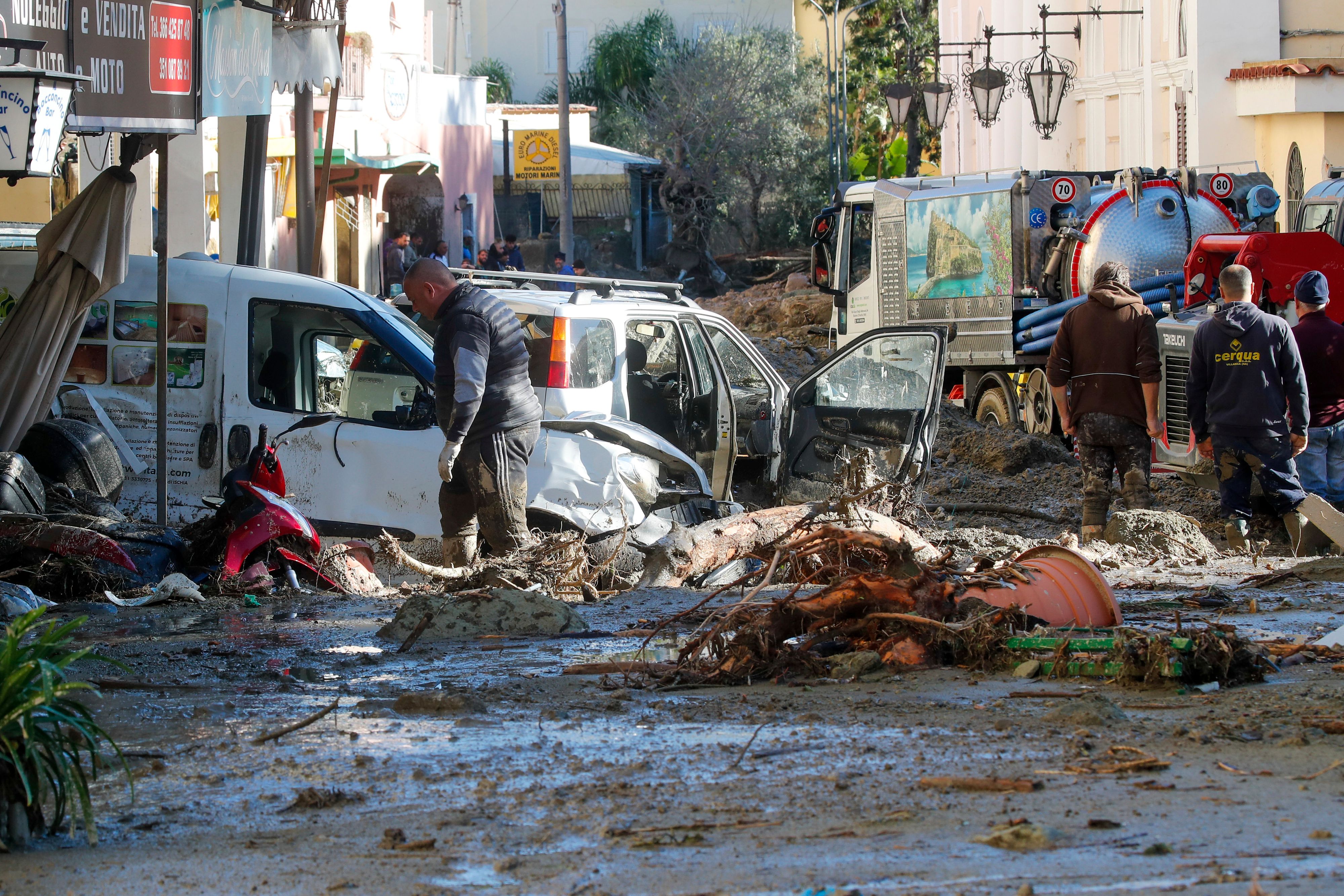 Download von www.picturedesk.com am 27.11.2022 (15:14).  People remove mud and debris after heavy rainfall triggered landslides that collapsed buildings and left as many as 12 people missing, in Casamicciola, on the southern Italian island of Ischia, Sunday, Nov. 27, 2022. Authorities said that the landslide that early Saturday destroyed buildings and swept parked cars into the sea left one person dead and 12 missing. (AP Photo/Salvatore Laporta) - 20221127_PD5082 - Rechteinfo: Rights Managed (RM)