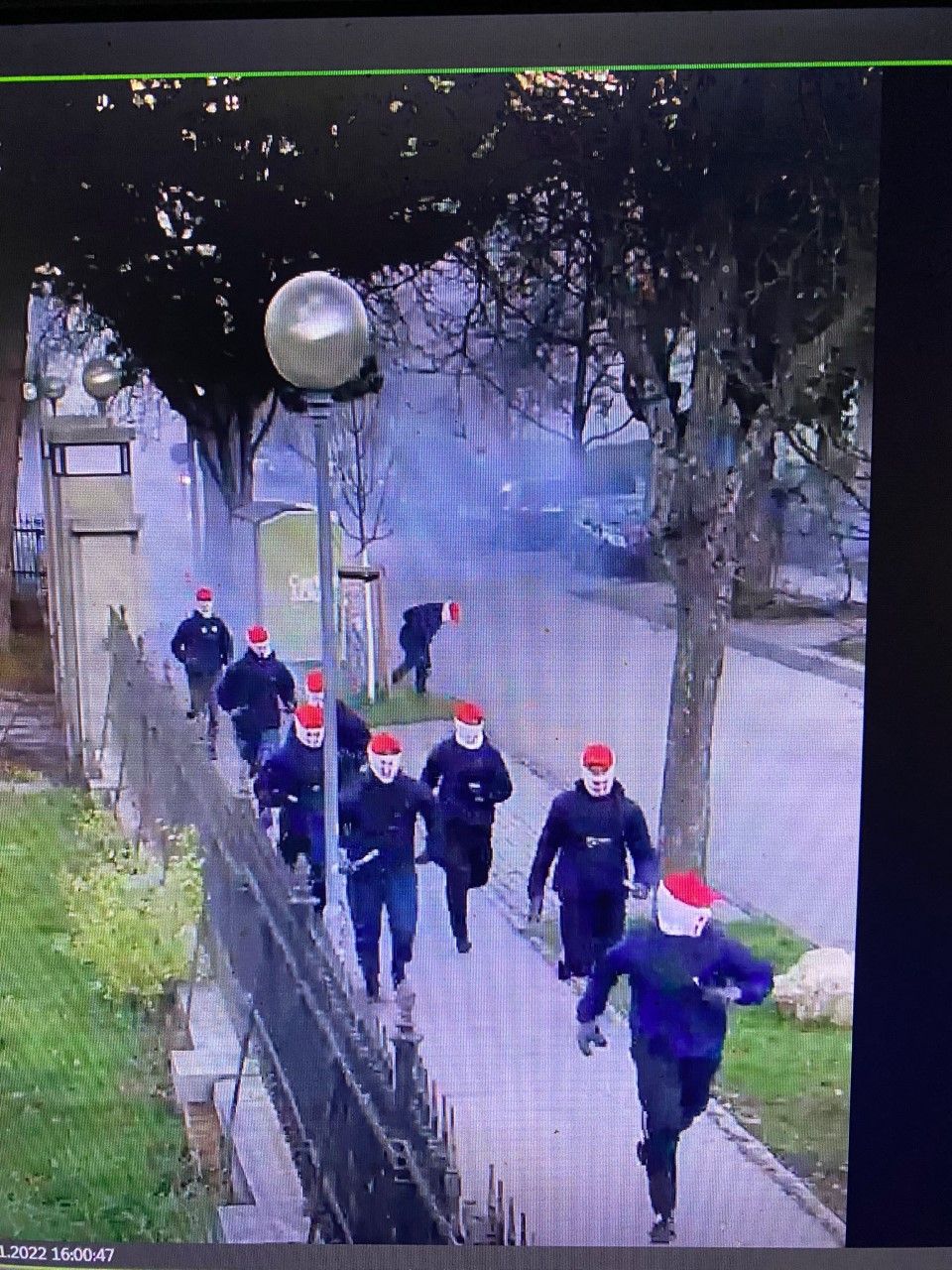 Im Anschluss ergriffen die Männer die Flucht.