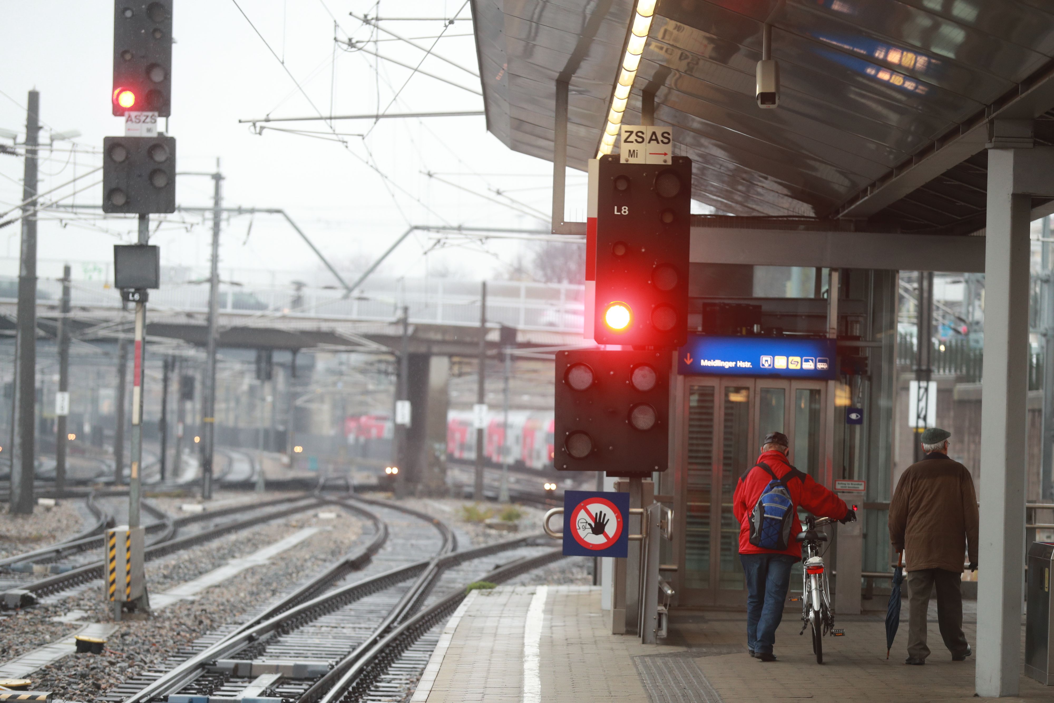 Download von www.picturedesk.com am 27.11.2022 (19:25).  Wartende Fahrgäste am 26. November 2018 am Bahnhof Wien-Meidling anlässlich des Warnstreik der Gewerkschaft. - 20181128_PD0837 - Rechteinfo: Rights Managed (RM) Nur fÃ¼r redaktionelle Nutzung!