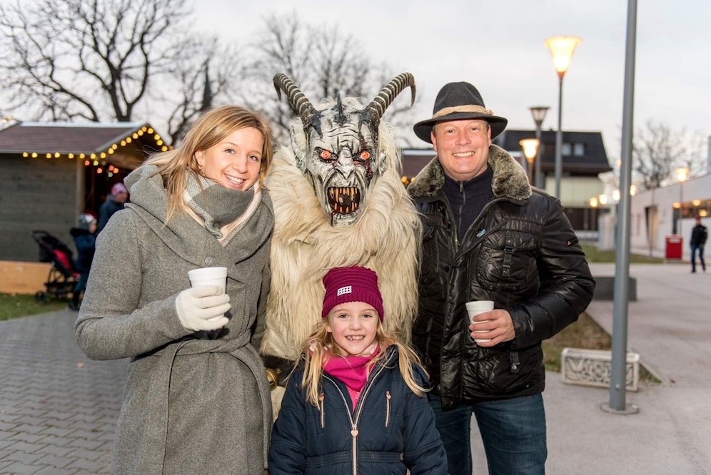 Gemeinderat Christian Höbart (r. im Bild mit Frau und Stieftochter) will Krampuslauf in Guntramsdorf dennoch durchpeitschen.