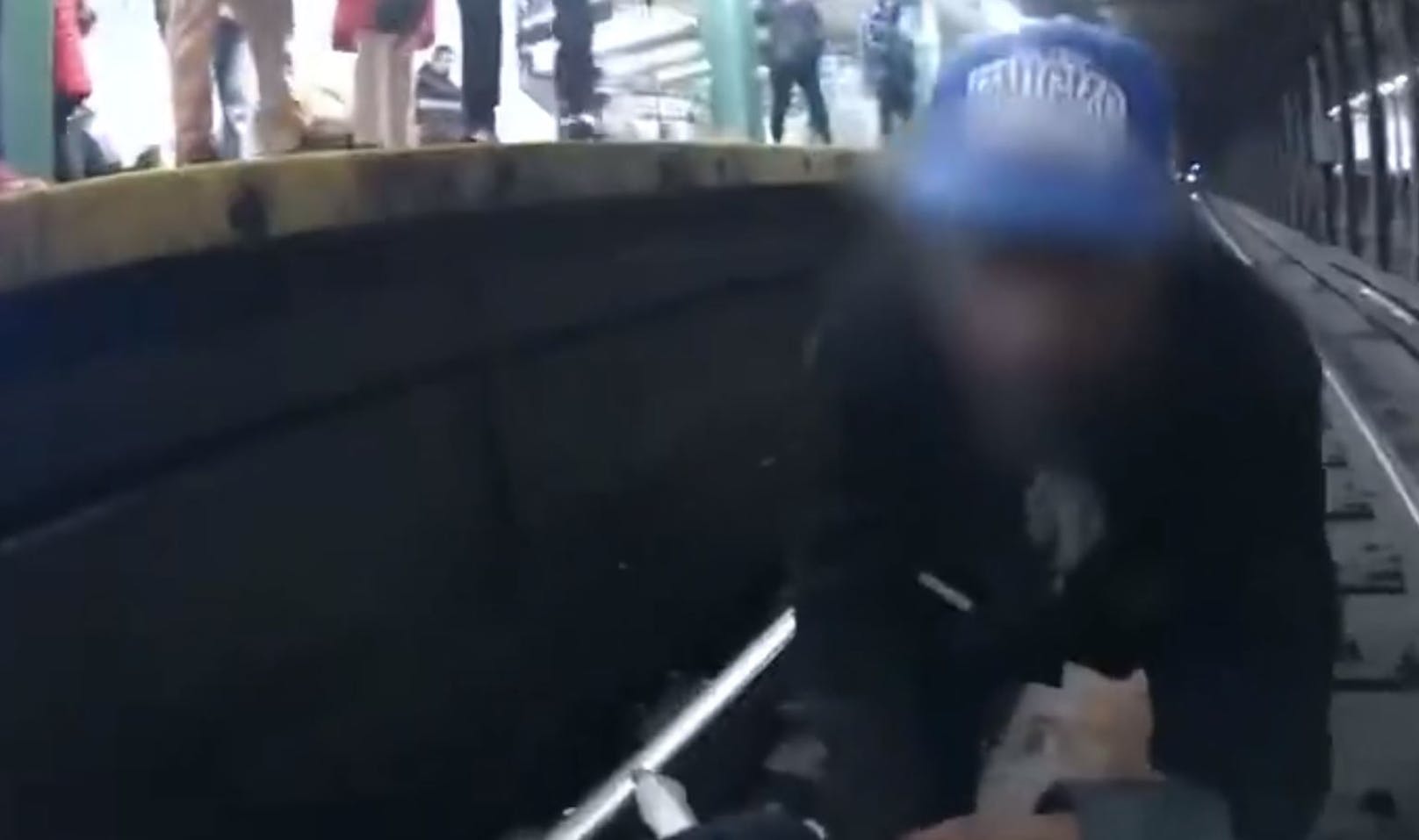 In allerletzter Sekunde retteten die mutigen Polizisten den Mann von den U-Bahn-Gleisen. Eine Bodycam filmte das Rennen gegen die Zeit.