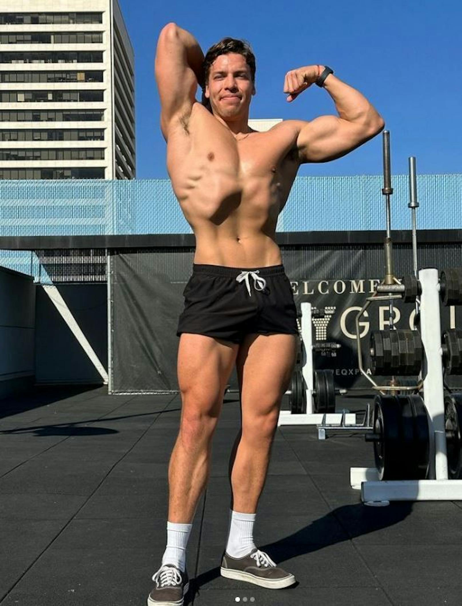 Joseph Baena, der uneheliche Sohn von Arnold Schwarzenegger, zeigt seine Muskeln.