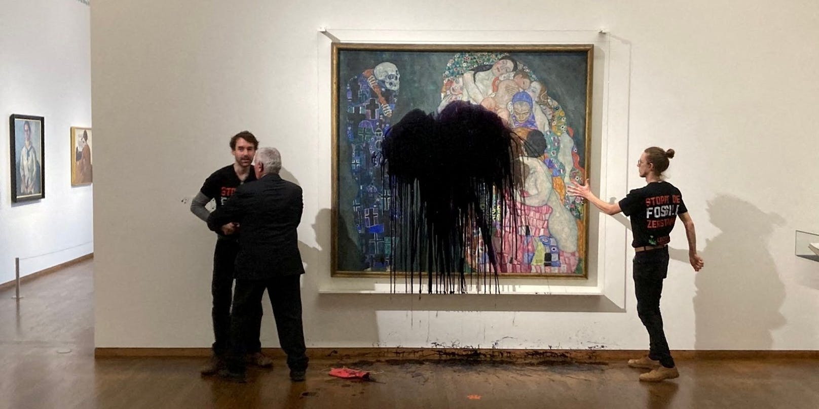 "Tod um Leben" wurde am 15. November mit schwarzer Farbe überschüttet. Florian Wagner ist hier links im Bild (schwarze Haare).