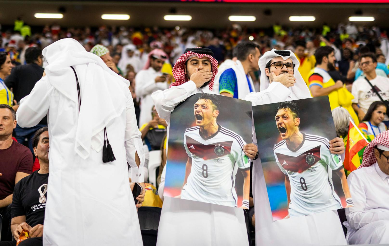 Katar-Fans mit einer höhnischen Özil-Botschaft an die deutschen Anhänger.