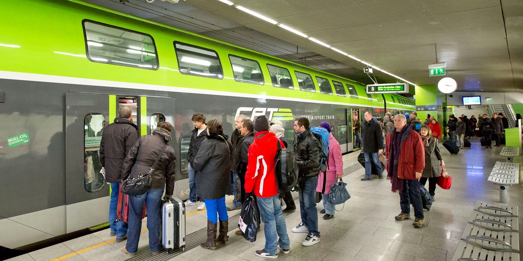 Wer zum Flughafen will, muss am Montag einiges an Geduld – und Geld – mitnehmen.