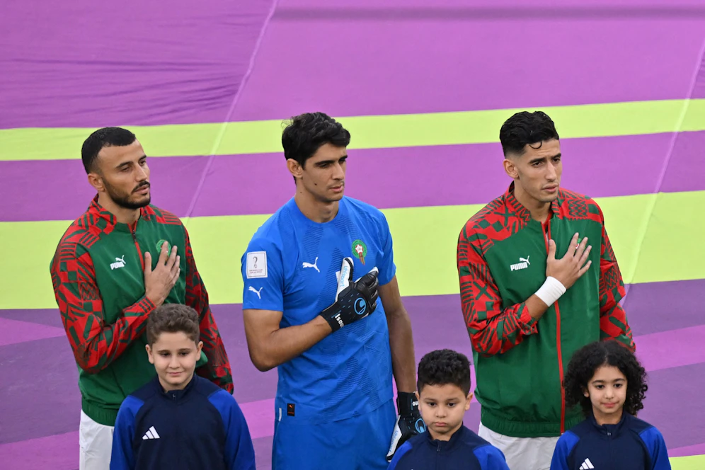 Yassine Bounou ist bei der Hymne noch mit dabei, dann muss er ausgewechselt werden.