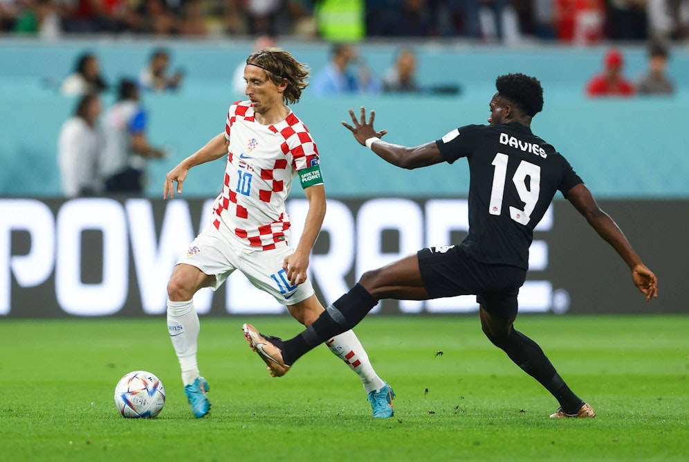 Die beiden Topstars Luka Modric und Alphonso Davies.